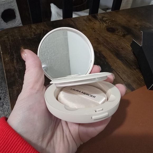 Laura Mercier Translucent Setting Powder - Picture 3 of 8